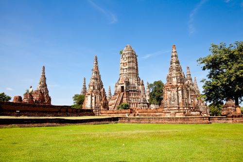 An impressive temple in Thailand against a bright blue sky